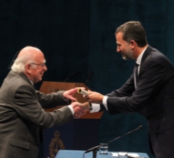 Don Felipe entrega el Premio Príncipe de Asturias de Investigación Científica y Técnica a Peter Higgs
